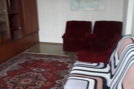 Квартира находиться в тёплом доме, рядом с домом находиться ТЦ Оранжевый , транспортная развязка, школа, детский садик. магазины . мини рынок, в квартире в кухне выложен современным кафелем фартук, заменены трубы, в спальне пластиковое окно, фото соответс